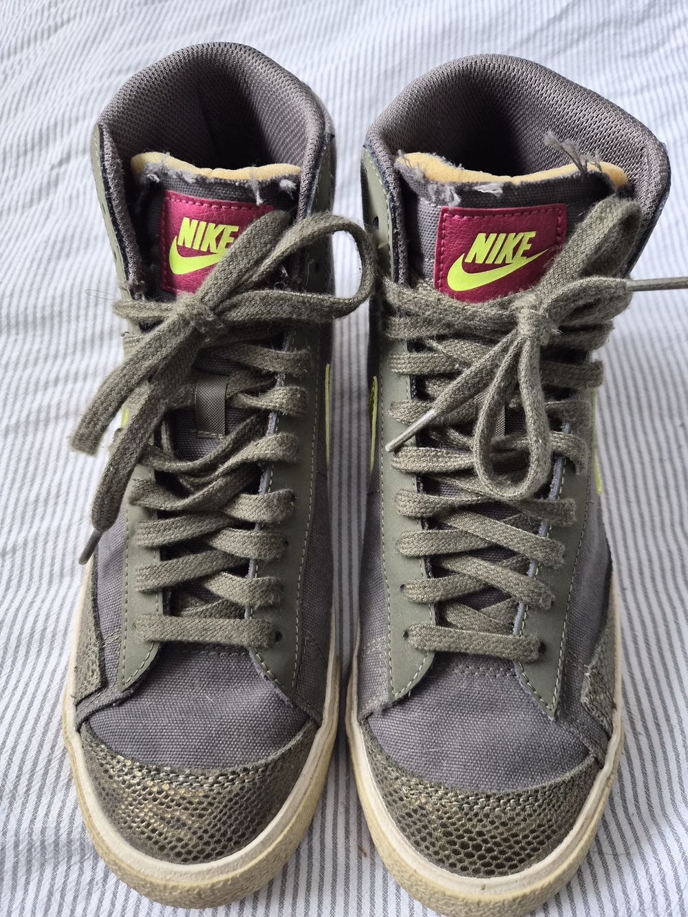Nike Women's Blazer Mid '77 Olive Snakeskin Size US 8